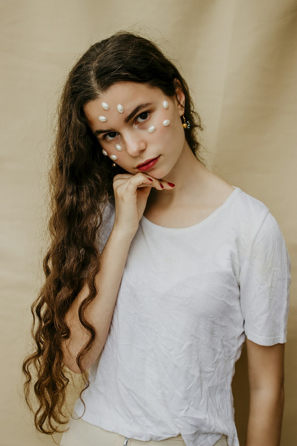 Mujer con camiseta blanca de cuello redondo