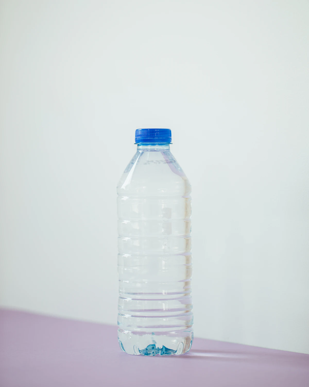 Botol air mineral plastik bening jernih siap diminum sebagai sumber hidrasi utama menghadapi cuaca panas terik