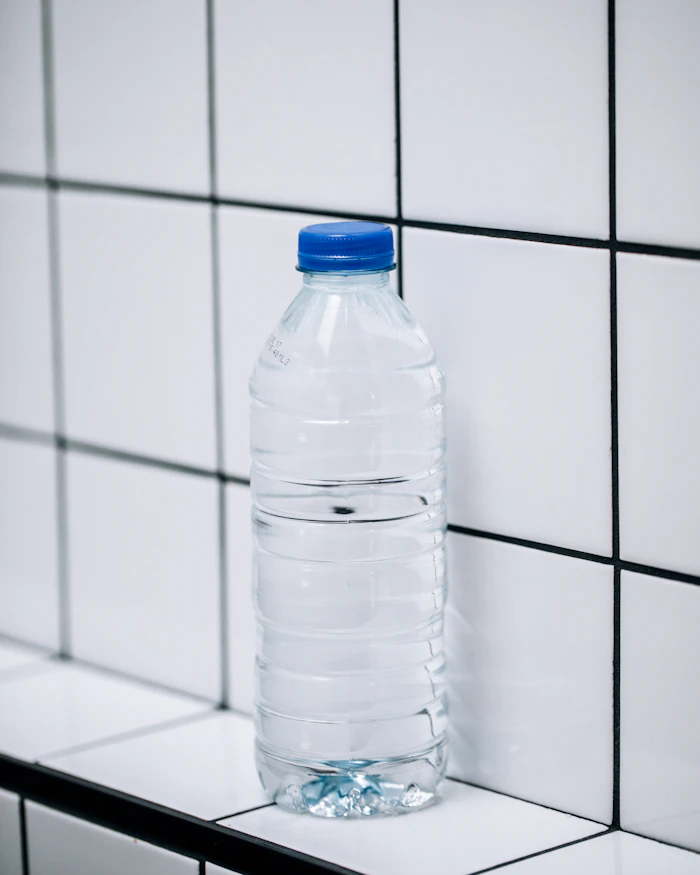 Seramik zeminde plastik şişe