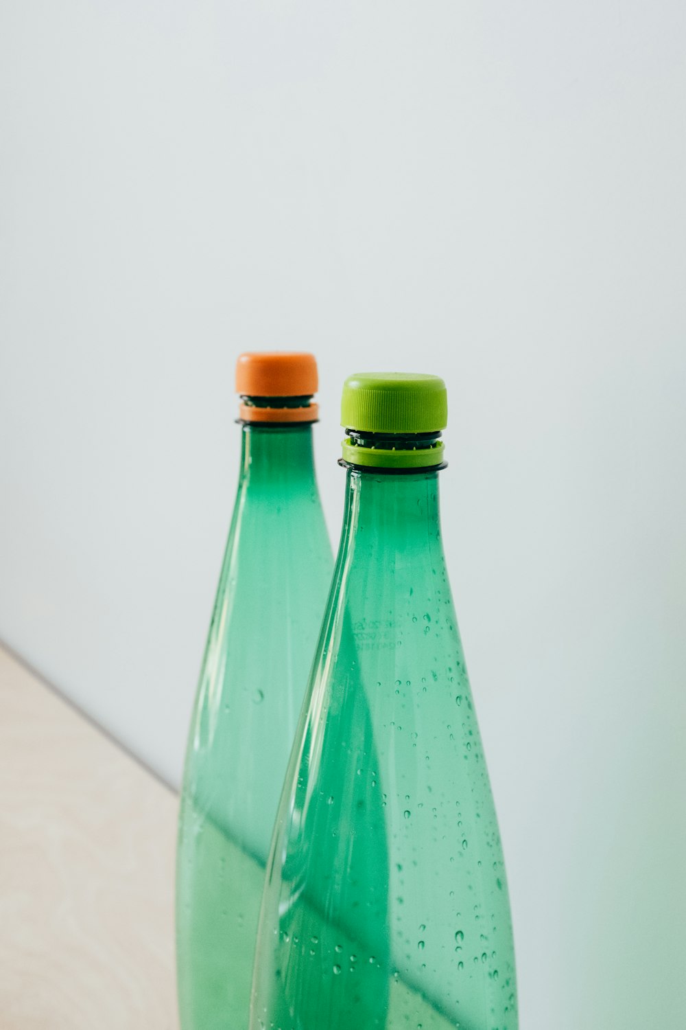 bouteille en verre bleu avec liquide vert