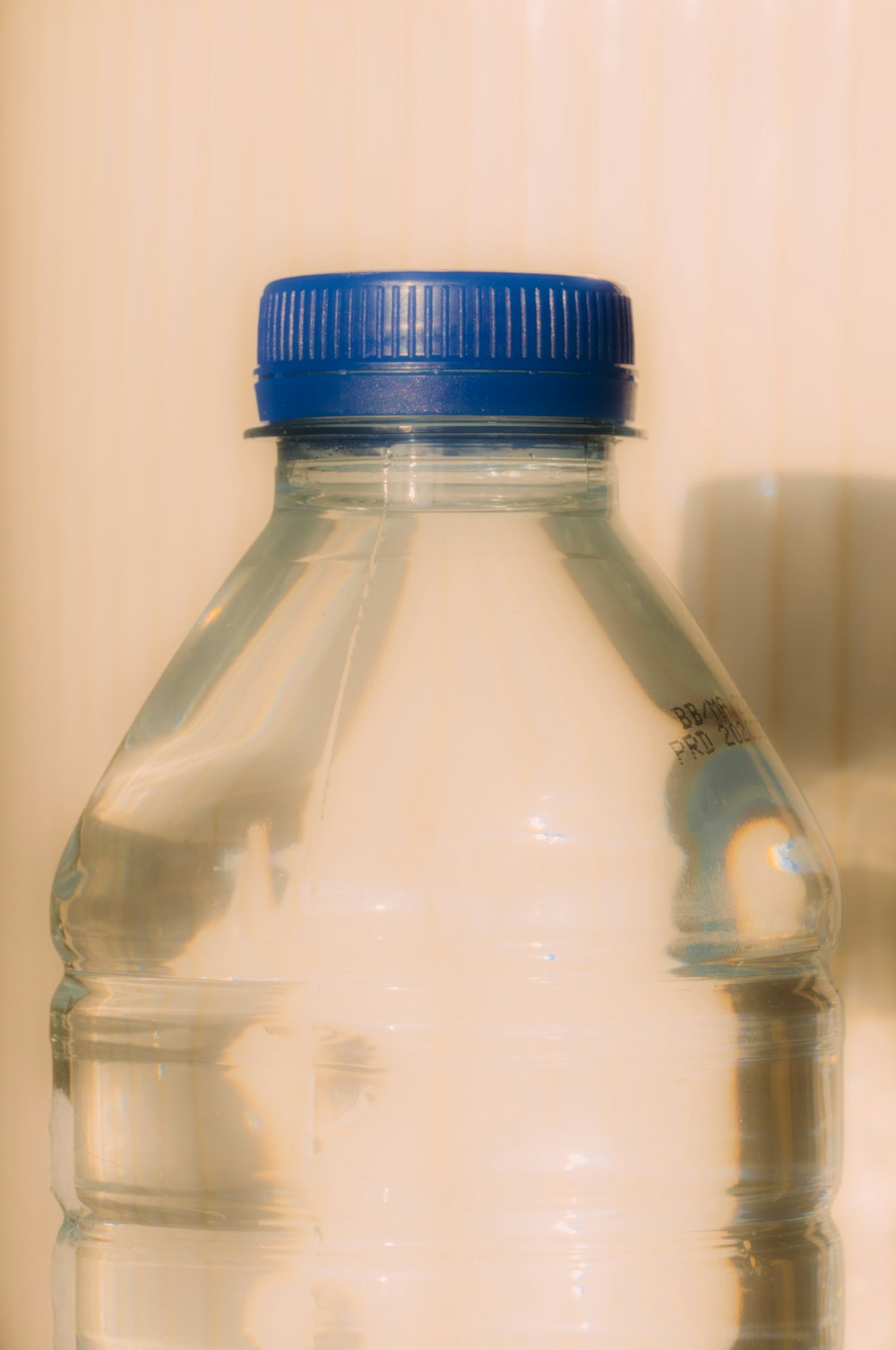 Botella de plástico azul y blanco