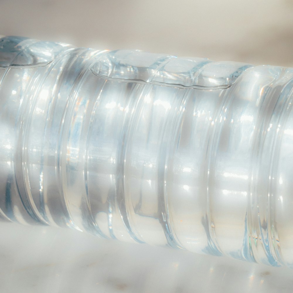 durchsichtige Plastikflasche auf weißem Tisch