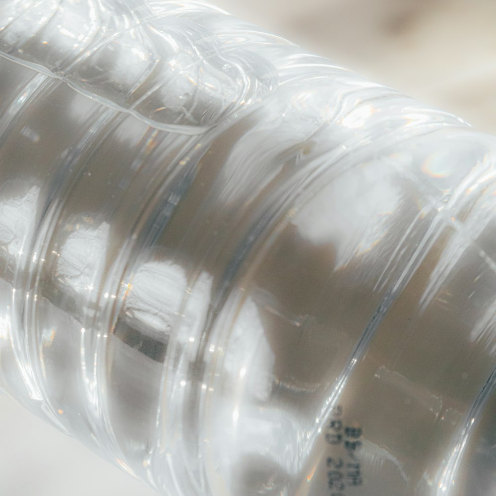 garrafa de plástico transparente com água