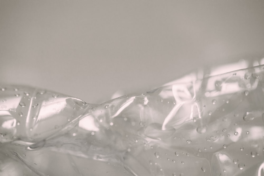 Paquete de plástico transparente sobre superficie blanca
