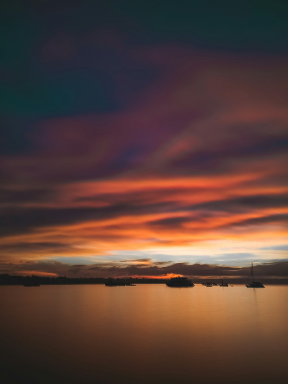corpo d'acqua sotto cielo nuvoloso durante il tramonto