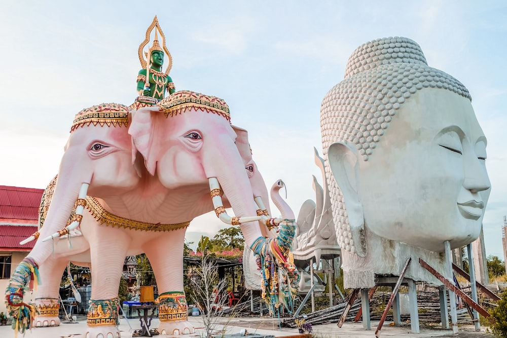 Estatua de elefante blanco y dorado