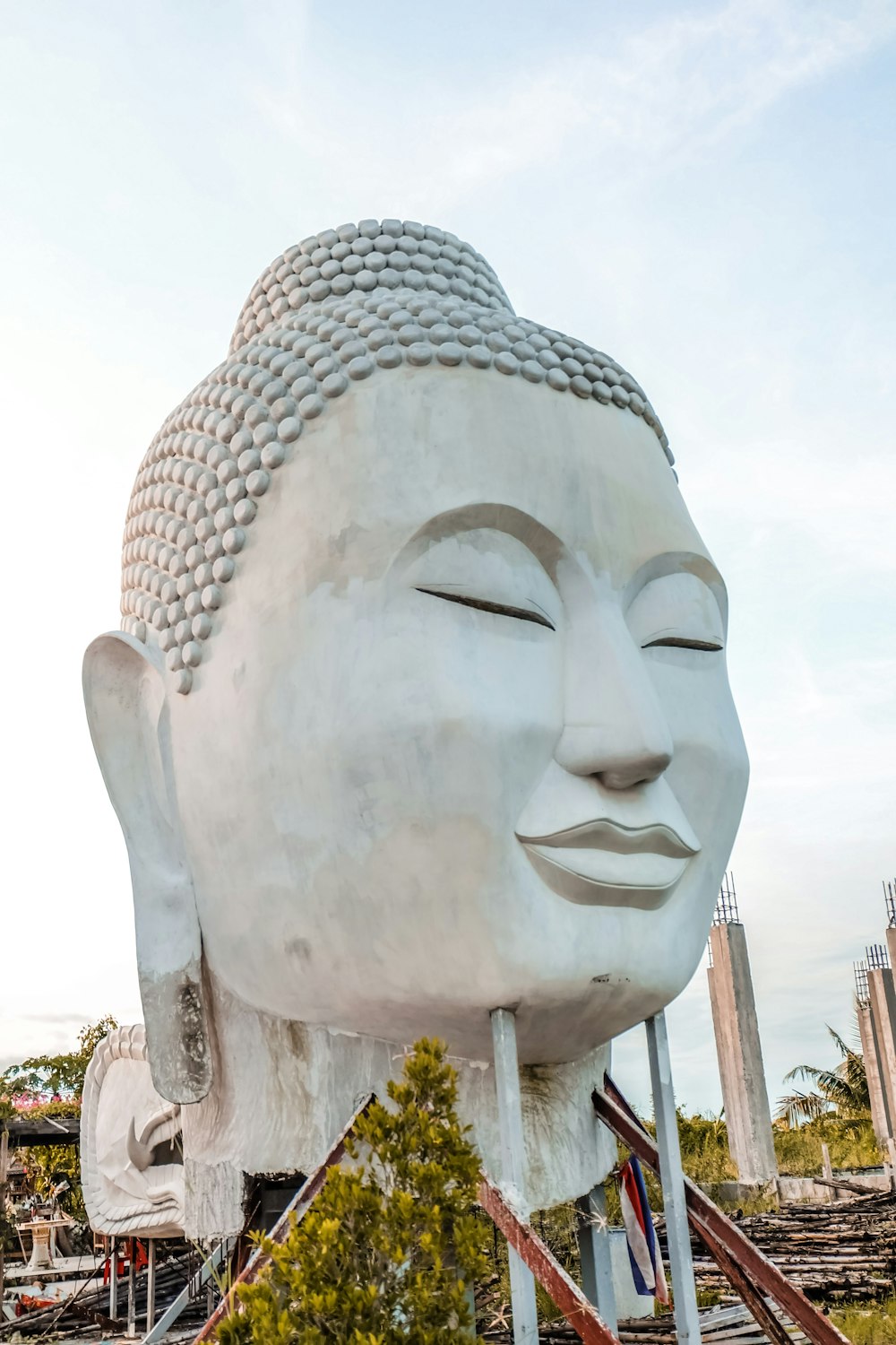 Statua del volto umano in cemento bianco