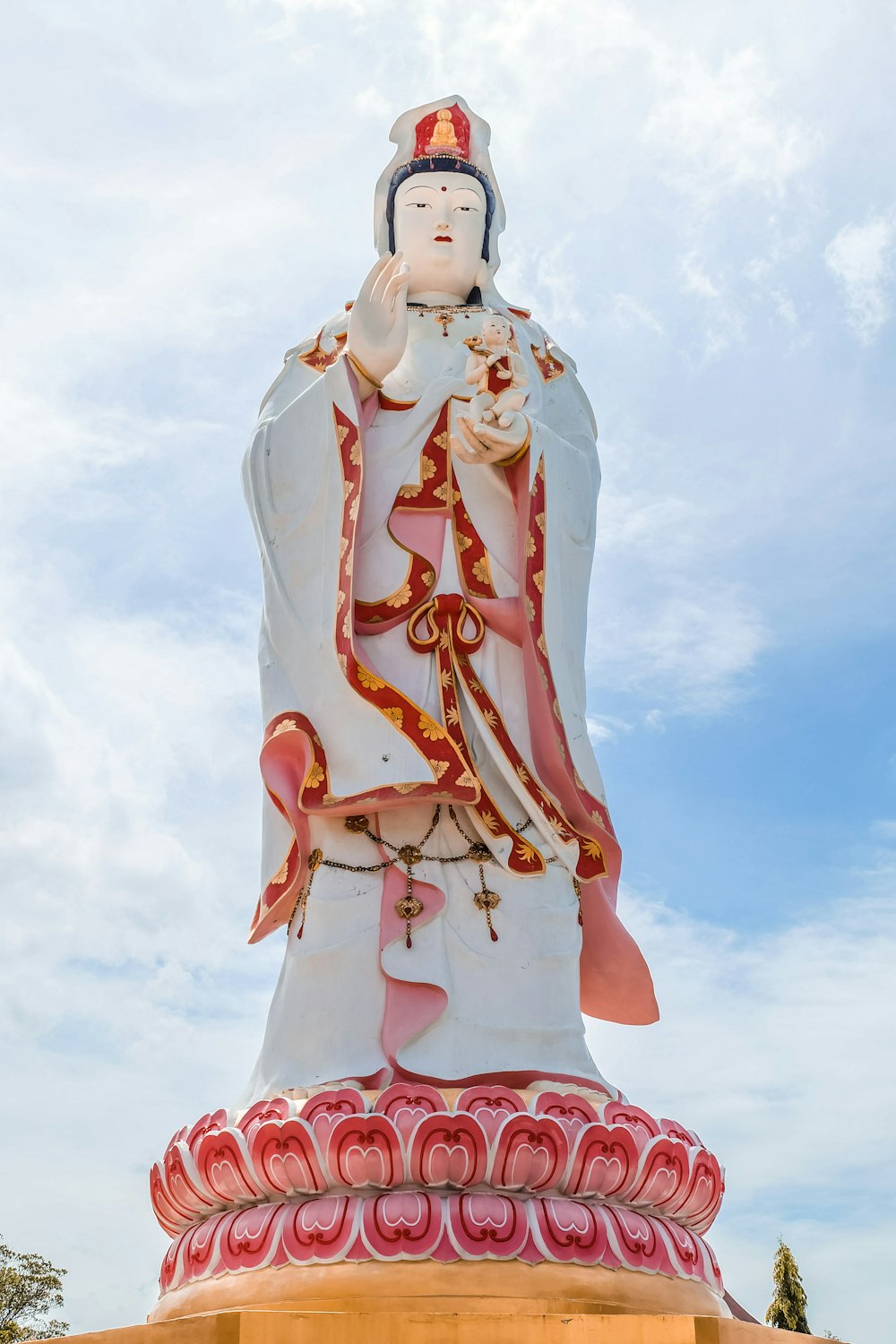 Estatua de hormigón blanco bajo el cielo azul durante el día