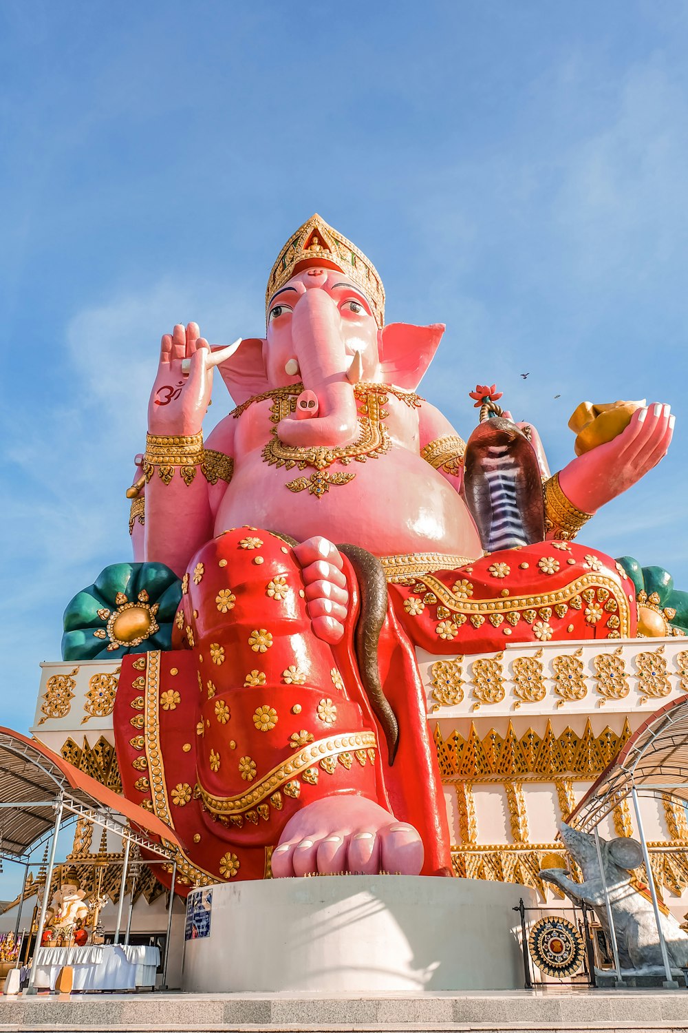Goldene und rote hinduistische Gottheit Statue