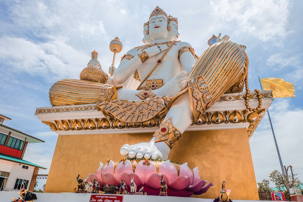 金とピンクのヒンドゥー教の神像