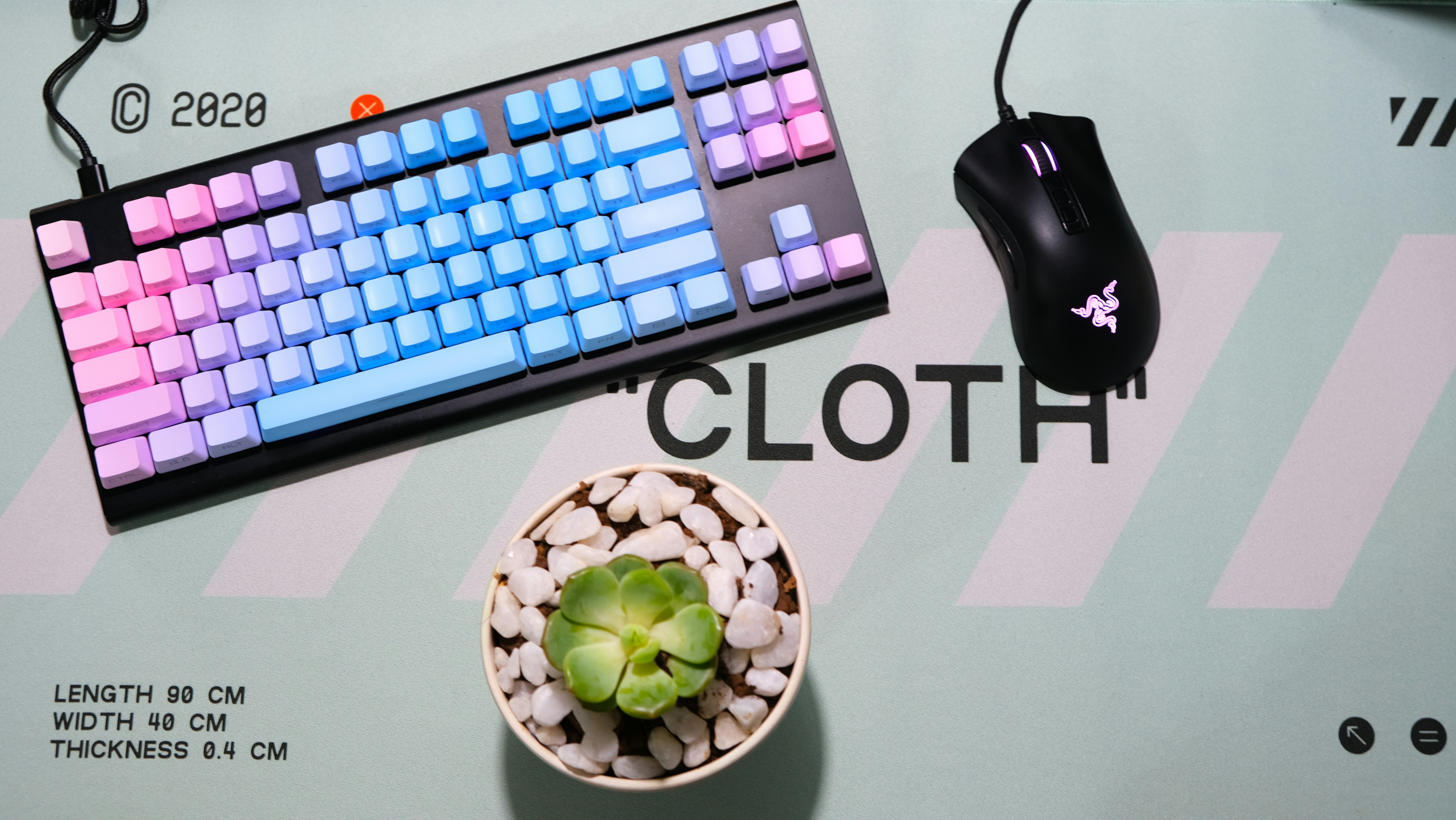 Ratón de ordenador con cable negro al lado del teclado de ordenador con cable negro