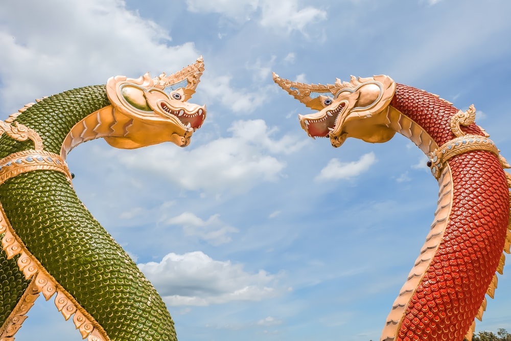 Estatua del dragón dorado bajo el cielo azul durante el día