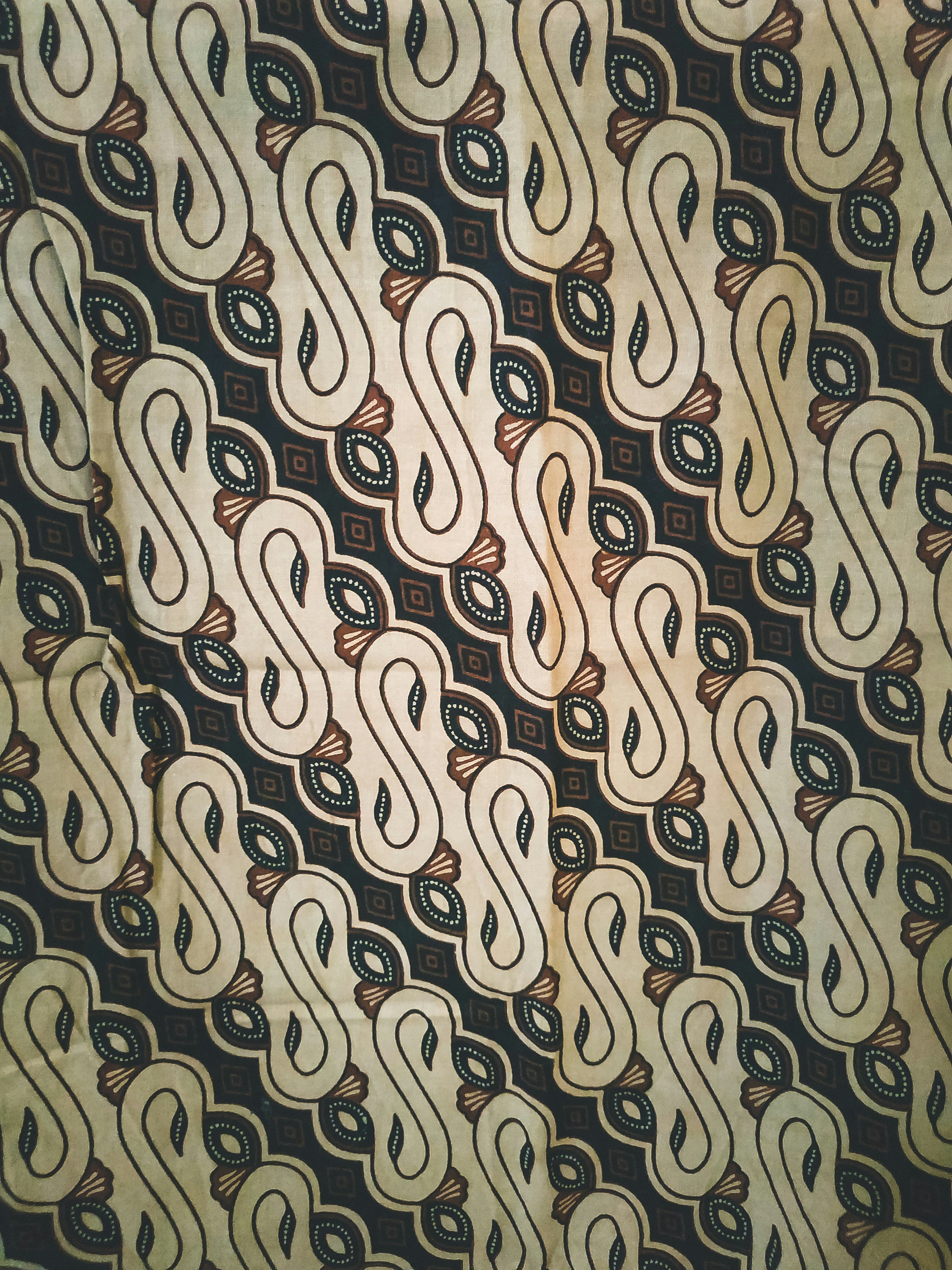 photo-1616125162686-770bf85622b9?ixid=M3wxMjA3fDB8MXxzZWFyY2h8M3x8YmF0aWt8ZW58MHx8fHwxNzYwNTgwOTQ0fDA\u0026ixlib=rb-4.1.0