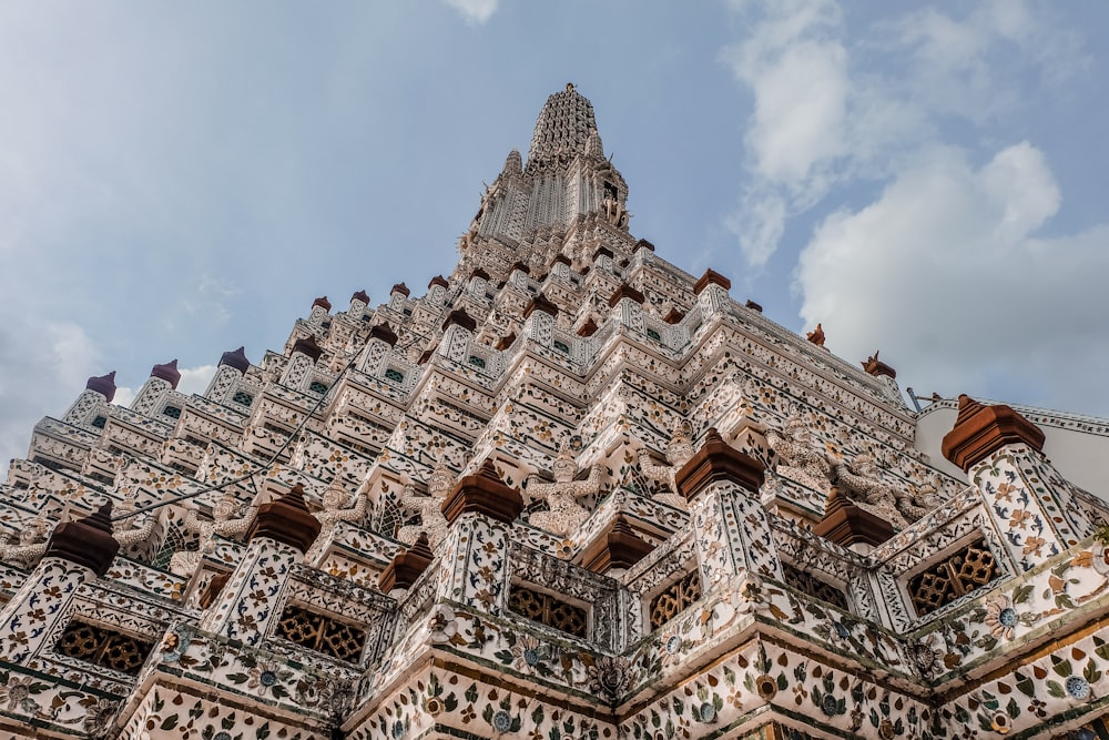 edifício de concreto marrom e branco sob o céu azul durante o dia