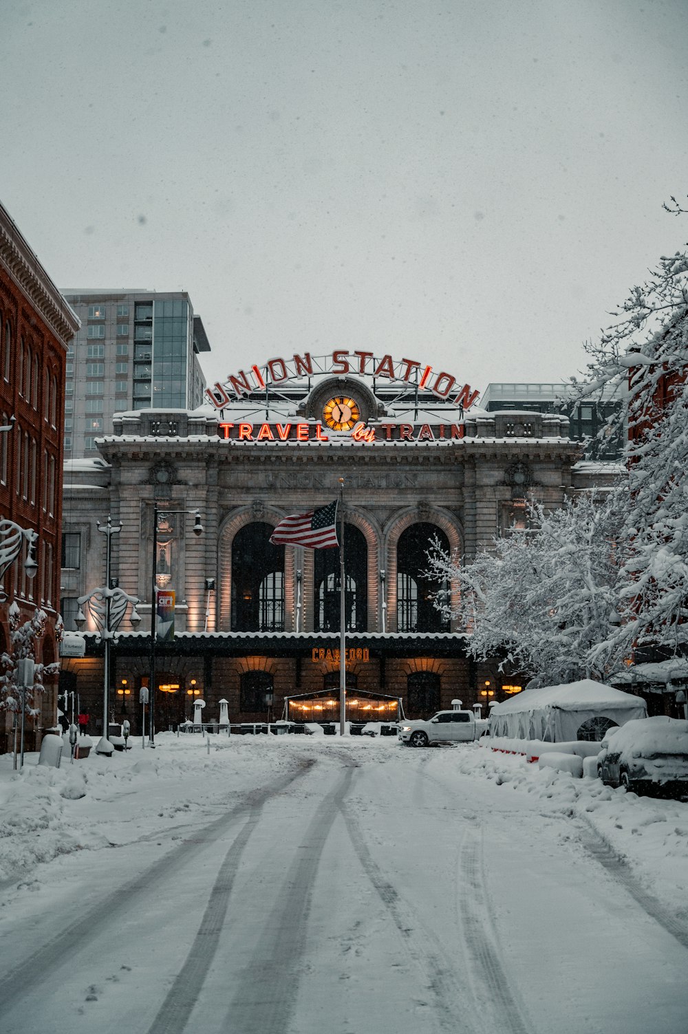 Braunes Betongebäude mit Schnee auf dem Dach