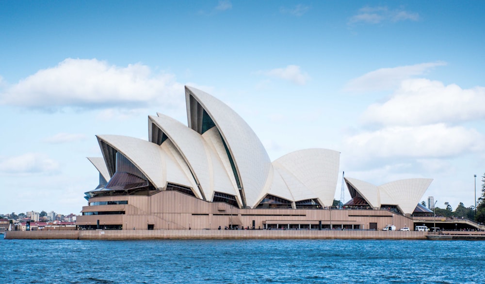 シドニー・オペラ・ハウス(Sydney Opera House)は、日中の水域の近くにあります。