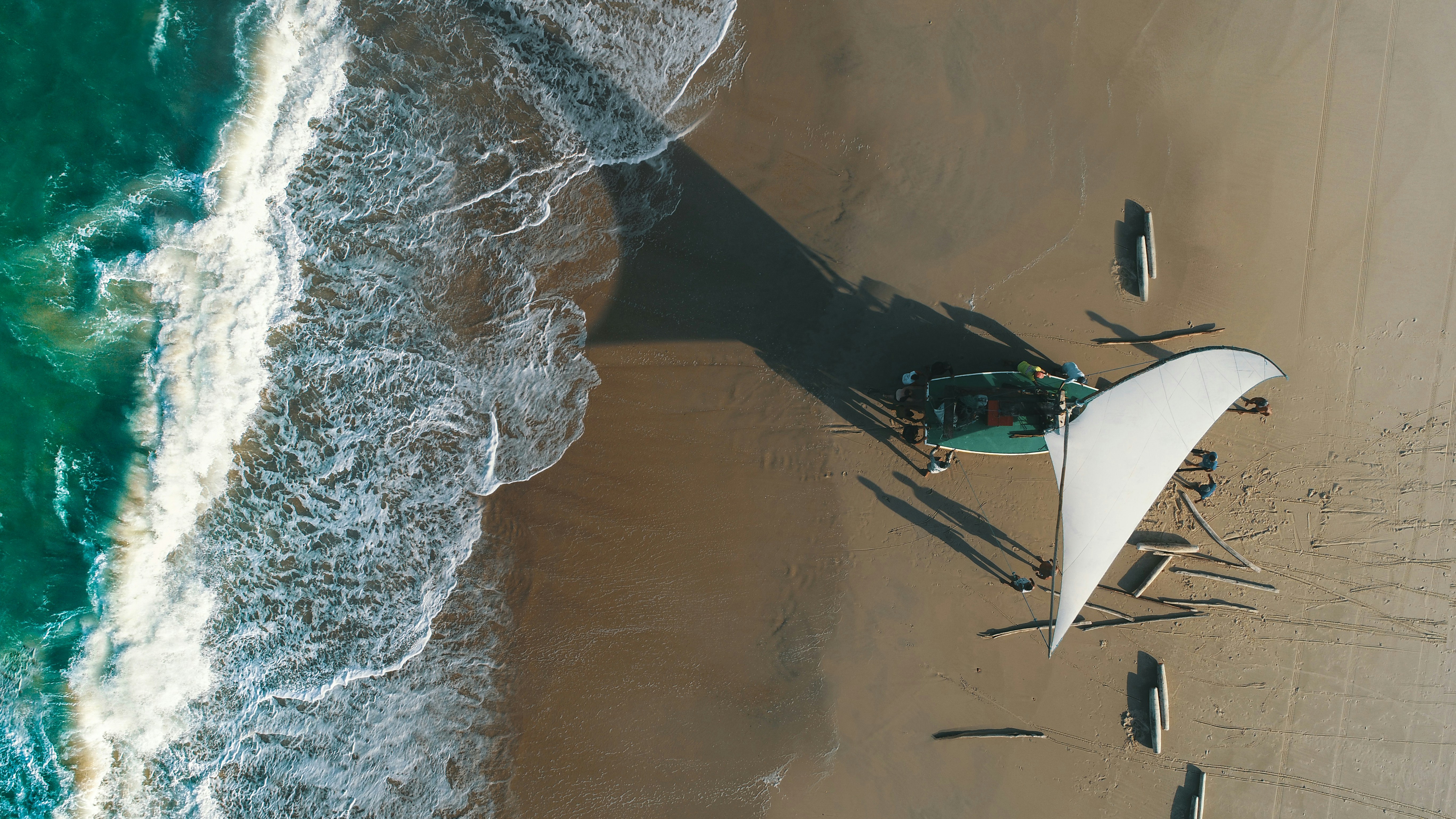 A fishing boat returning to the beach in Beberibe