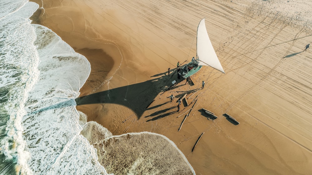 avion blanc sur le sable brun pendant la journée