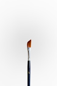 black and brown makeup brush