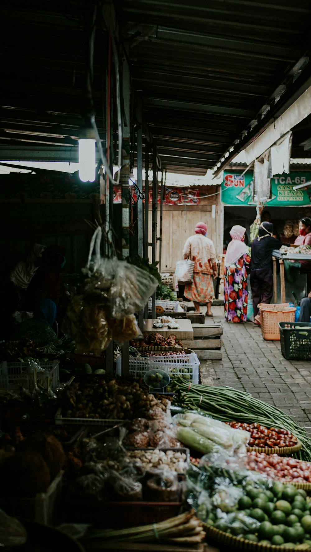 persone che camminano sul mercato durante il giorno