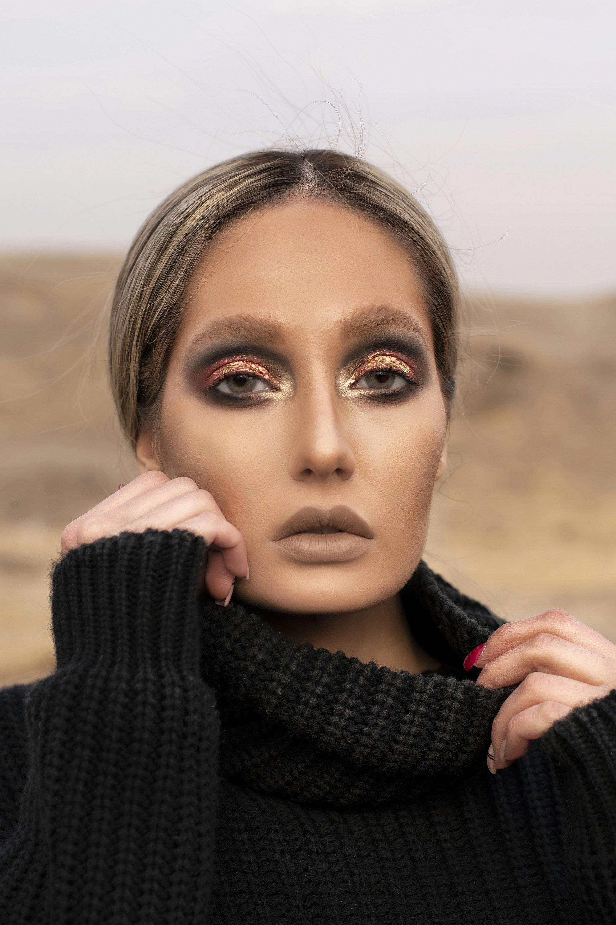 Mujer con suéter de punto negro