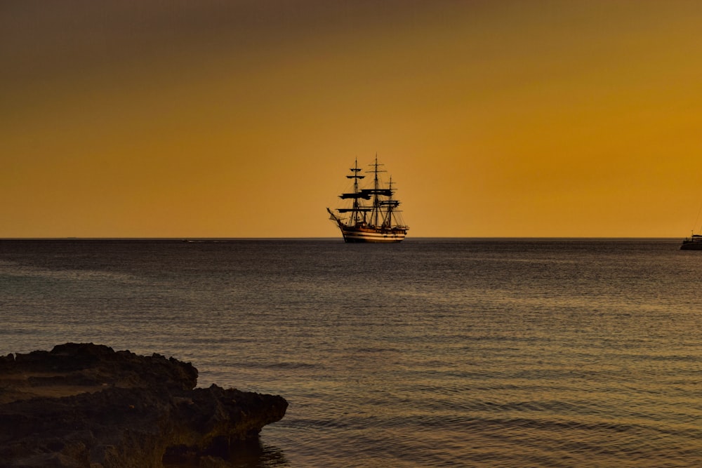 navio no mar durante o pôr do sol