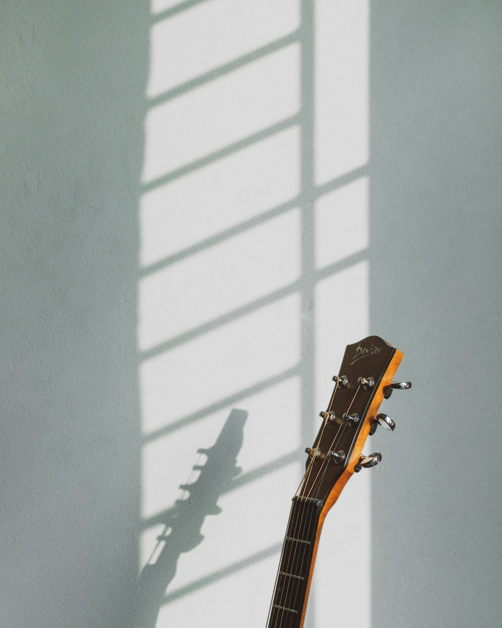 壁に茶色のアコースティックギター