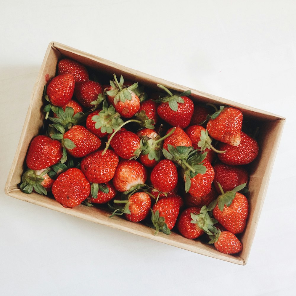 Erdbeeren in weißer rechteckiger Schachtel