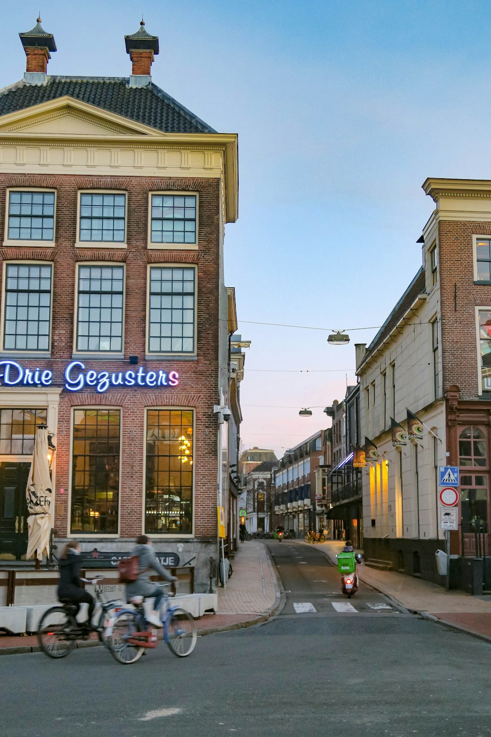 Autos, die tagsüber vor dem braunen Gebäude geparkt sind