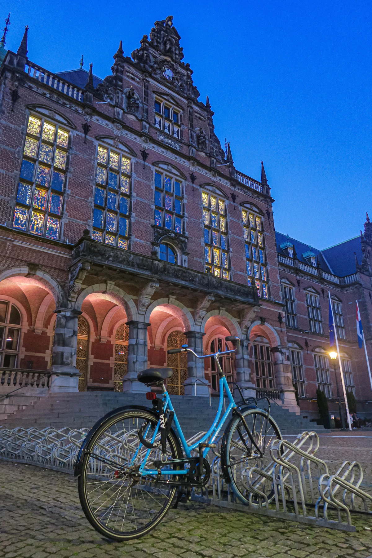 Bangunan universitas dan sepeda di Groningen