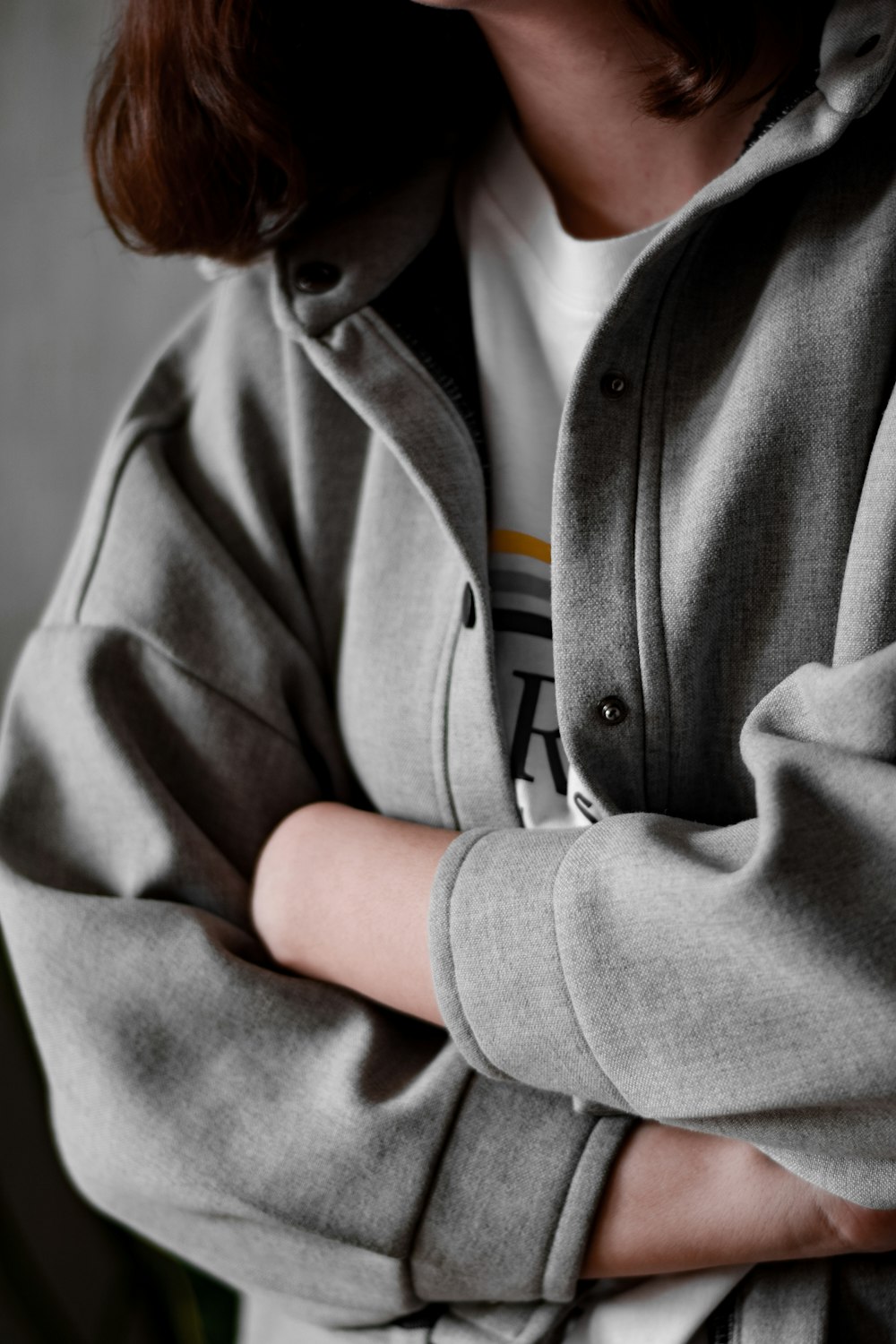 Mujer con camisa gris abotonada