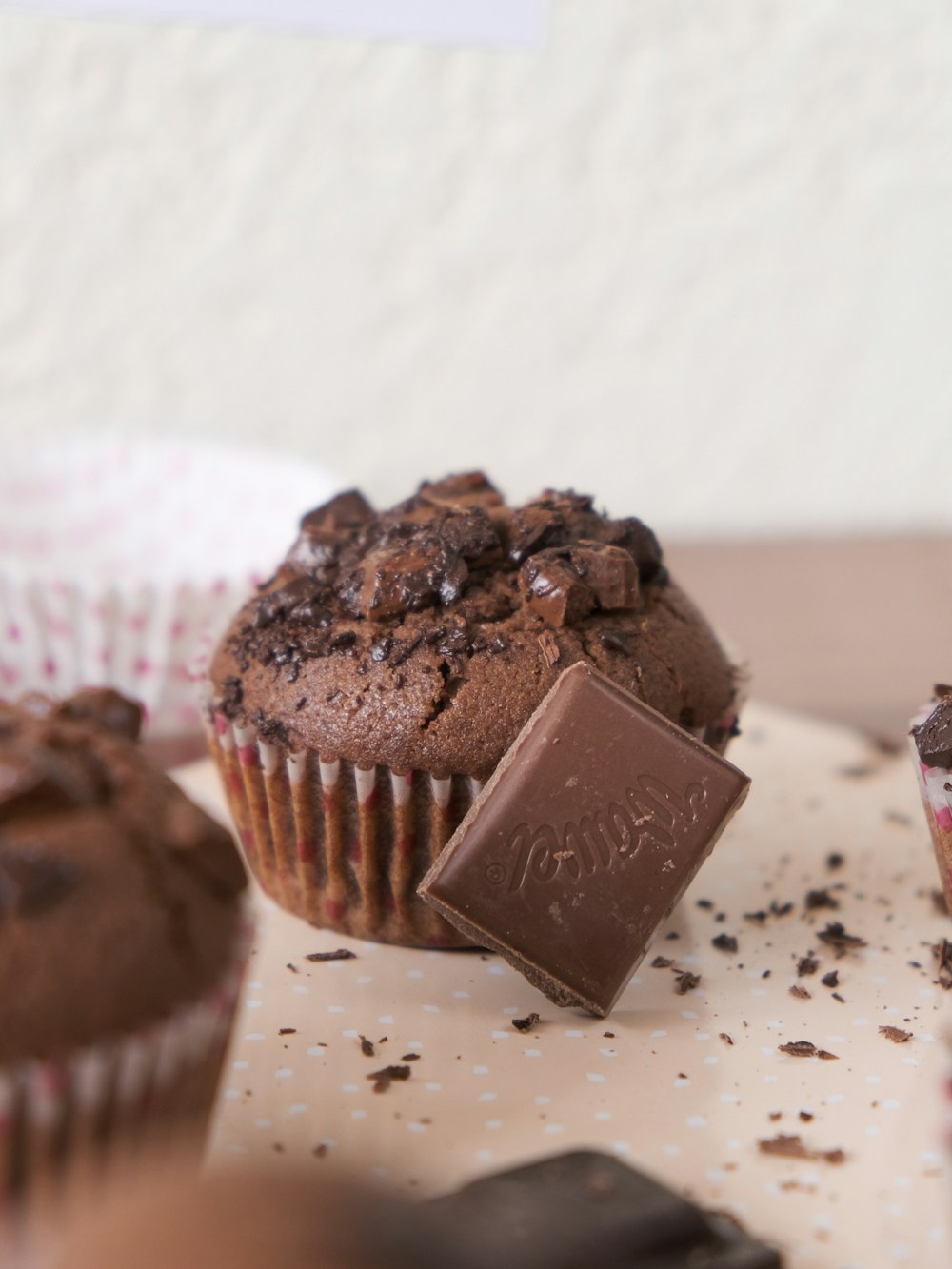 Cupcake au chocolat avec du chocolat sur le dessus