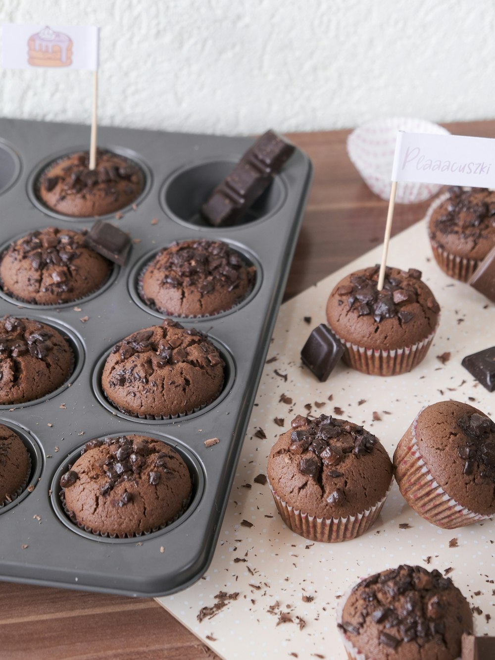 cupcakes au chocolat sur plateau blanc