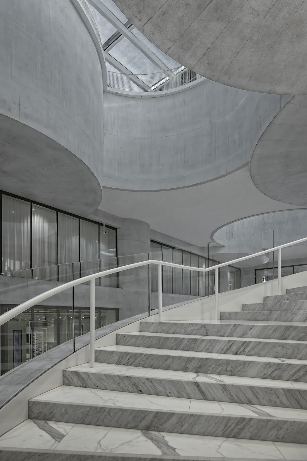 Treppe aus weißem und grauem Beton