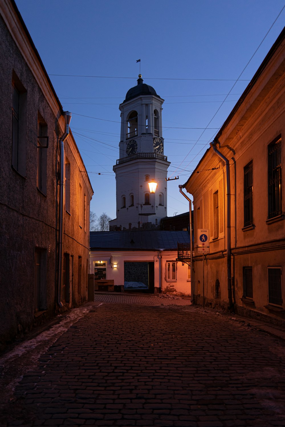 Edificio de hormigón marrón durante la noche