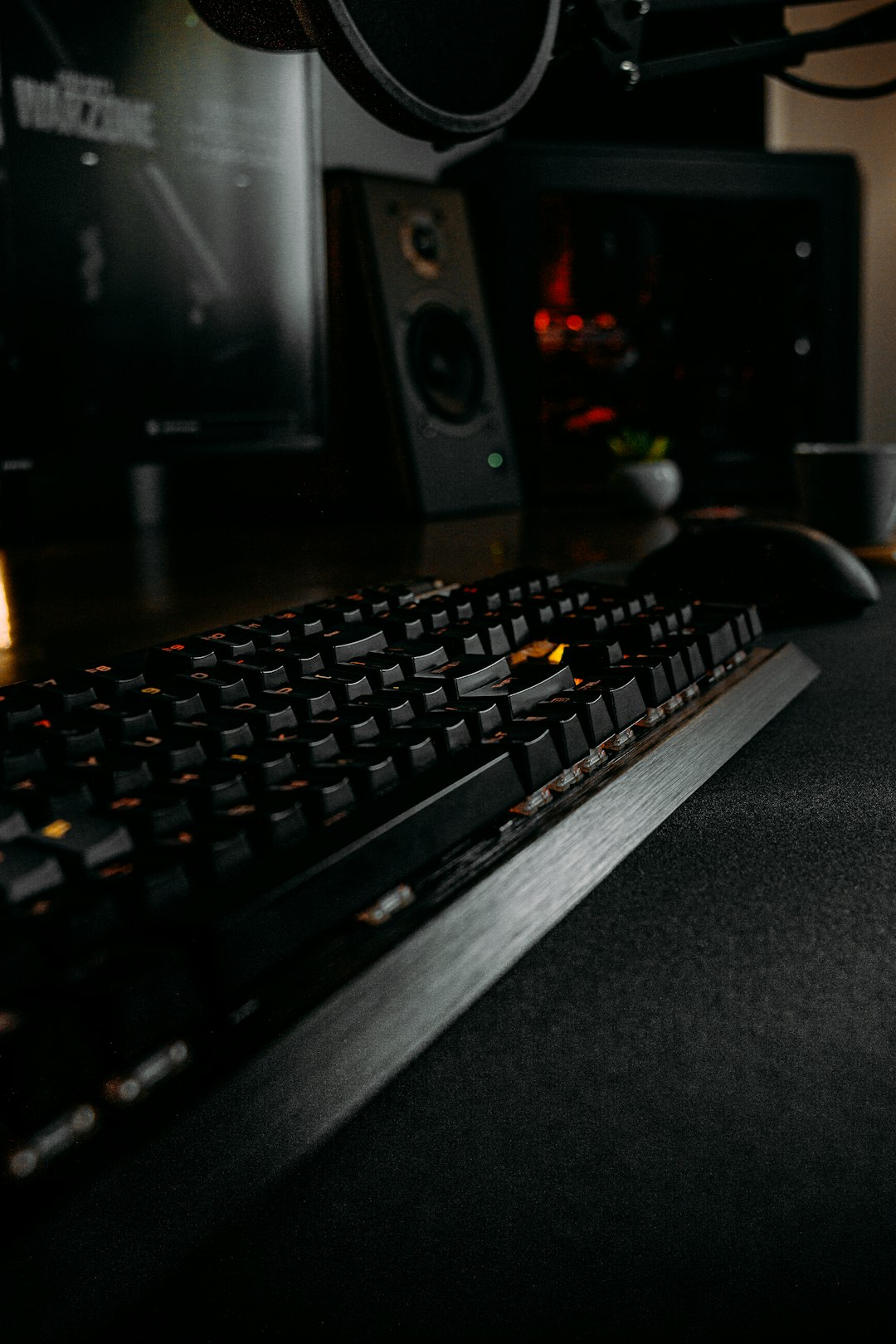 black computer keyboard on black table