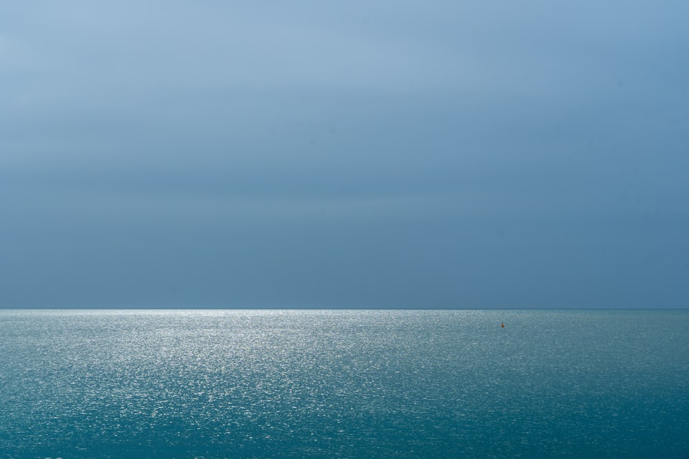 Mar azul bajo cielo gris