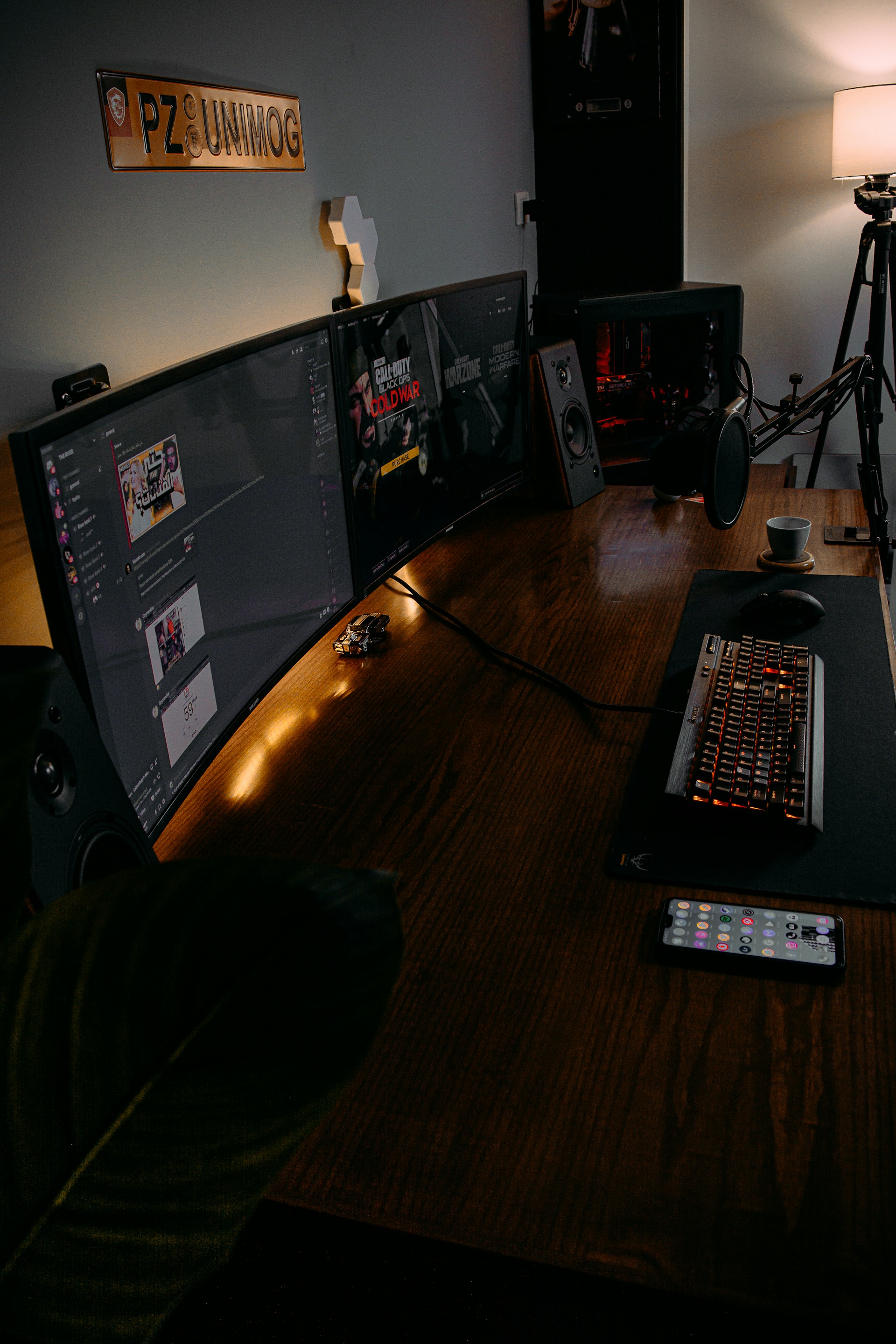 gray computer monitor