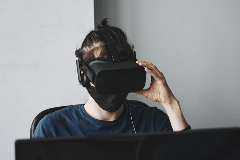 Man using VR goggles: immersive experience with AutoAff's AI