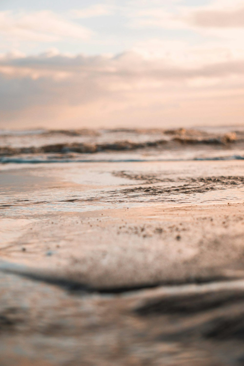 ocean waves crashing on shore during daytime