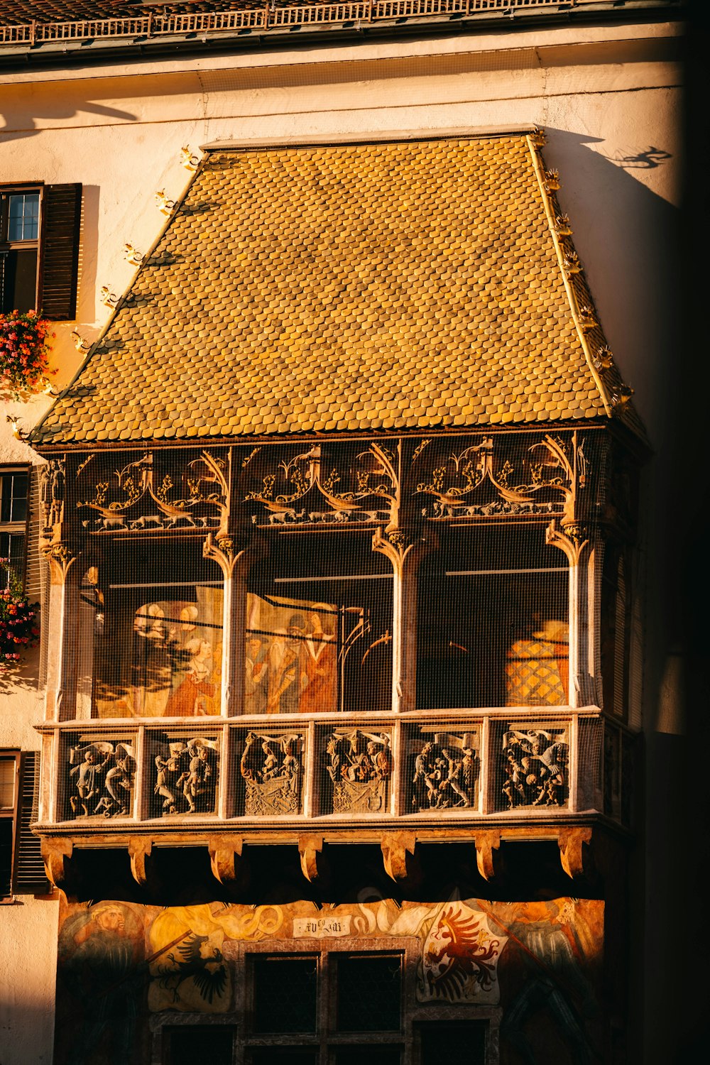 Maison en brique brune avec fenêtre en verre encadrée en bois blanc