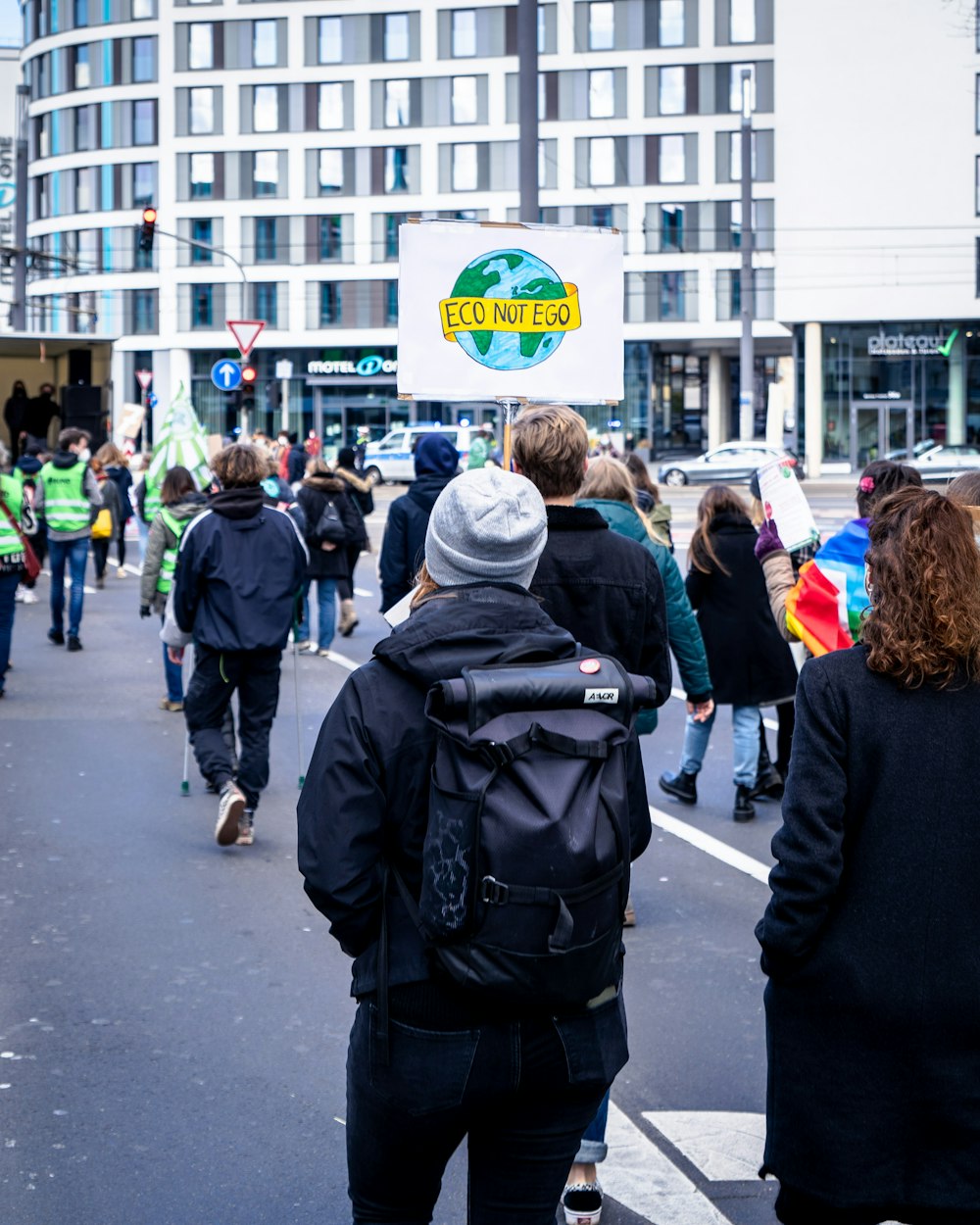 personnes marchant dans la rue pendant la journée