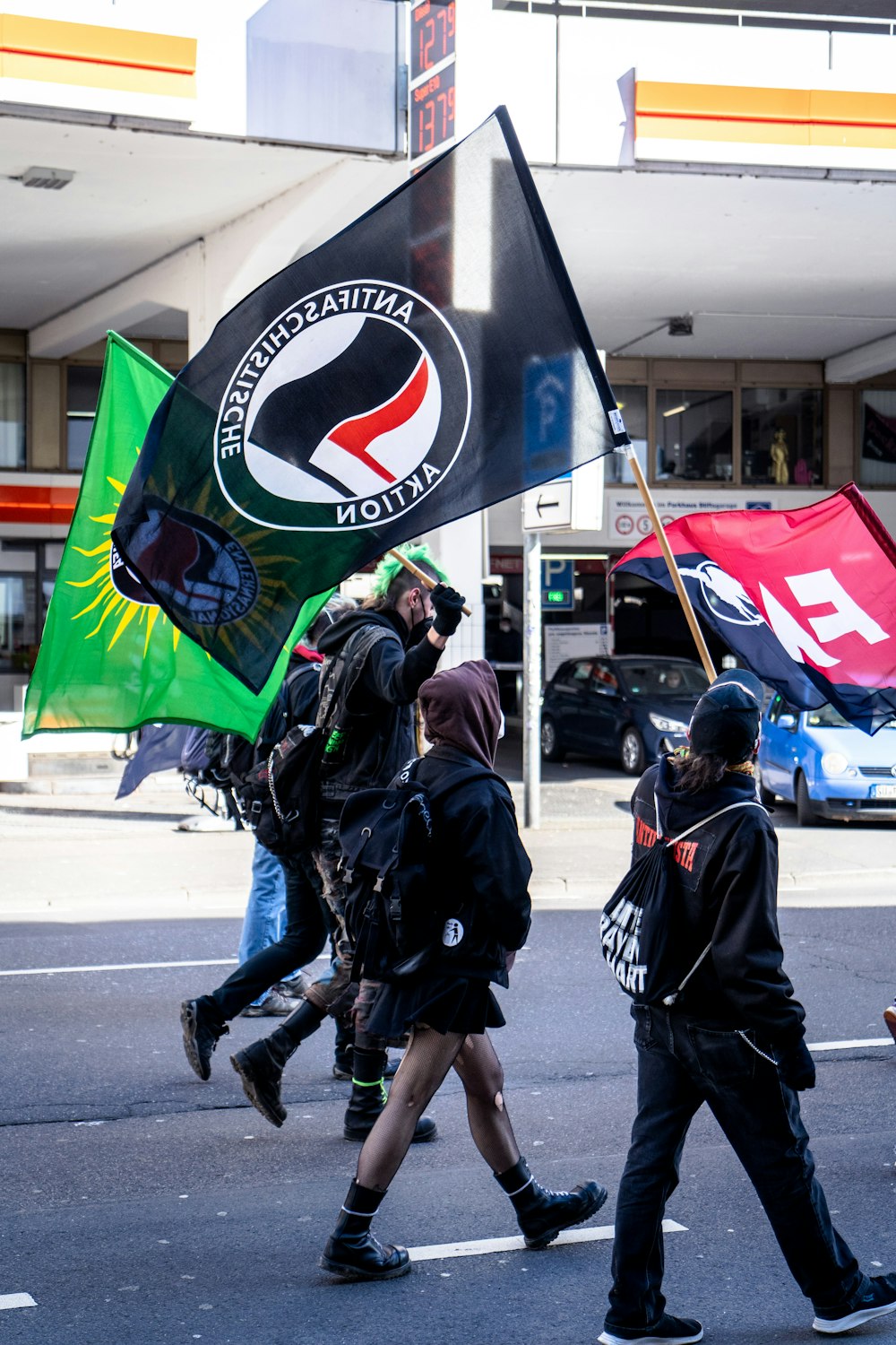 Menschen, die tagsüber auf der Straße spazieren gehen