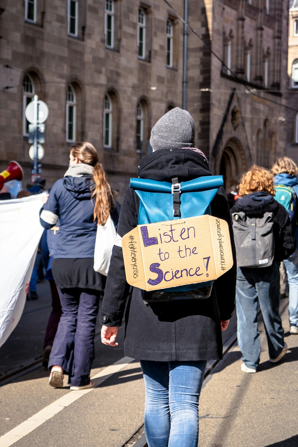 personnes marchant dans la rue pendant la journée