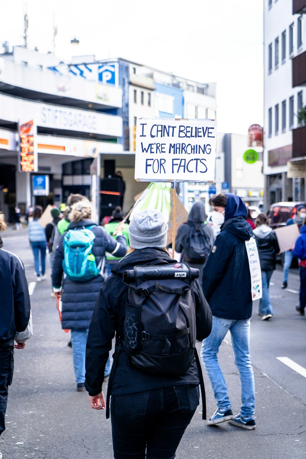 Menschen, die tagsüber auf der Fußgängerzone gehen