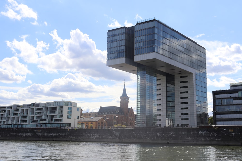 Edificio de hormigón azul y blanco cerca del cuerpo de agua durante el día