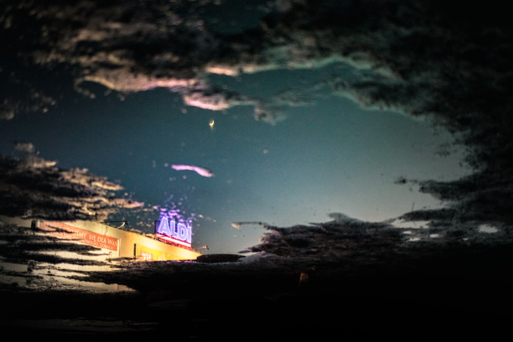 Silhouette d’un bâtiment sous un ciel bleu pendant la nuit