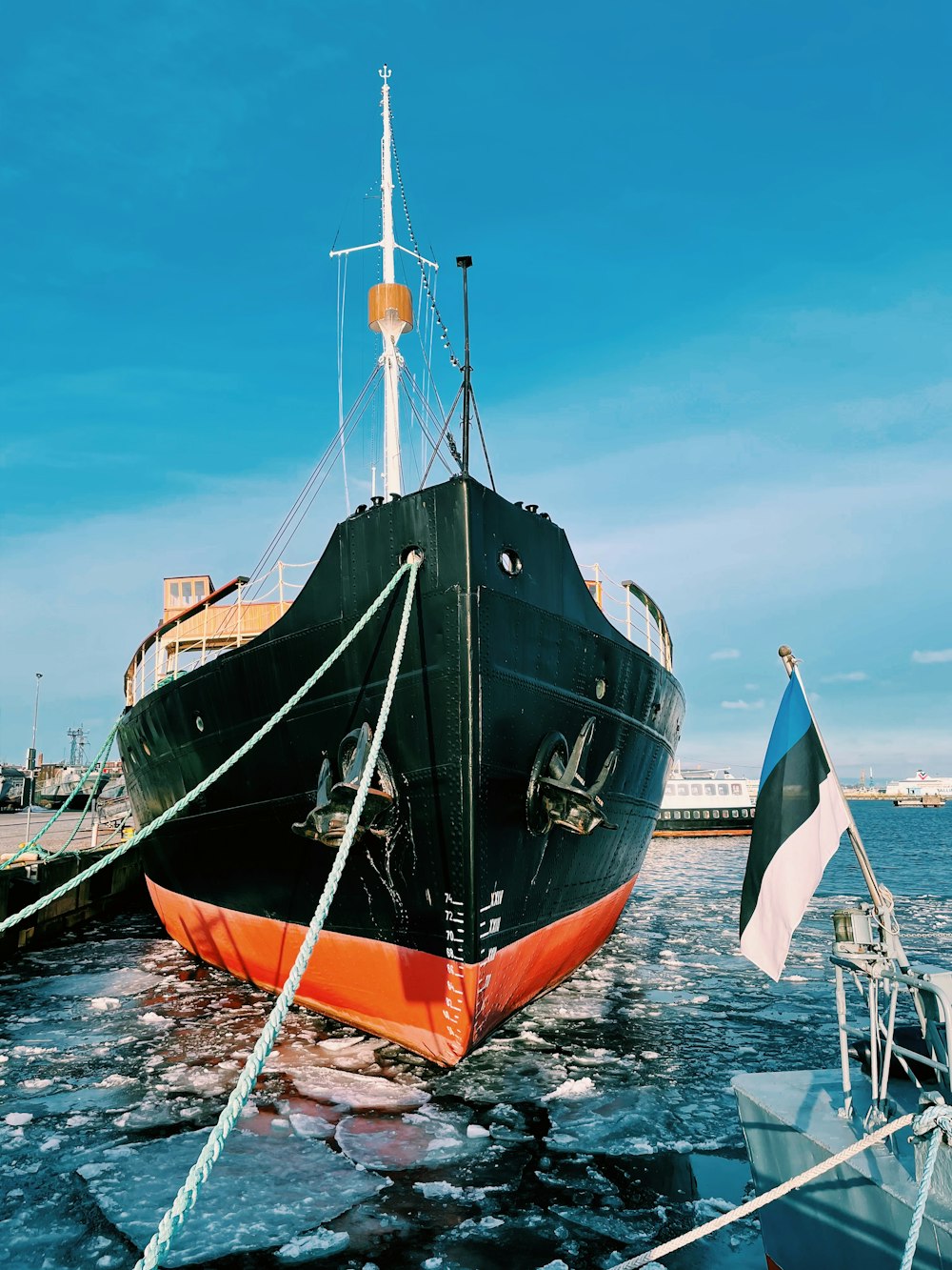 navio preto e marrom no mar durante o dia