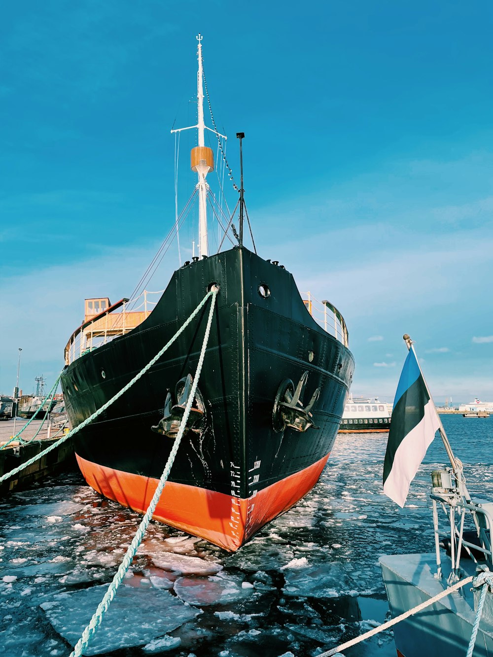 nave nera e marrone in mare durante il giorno