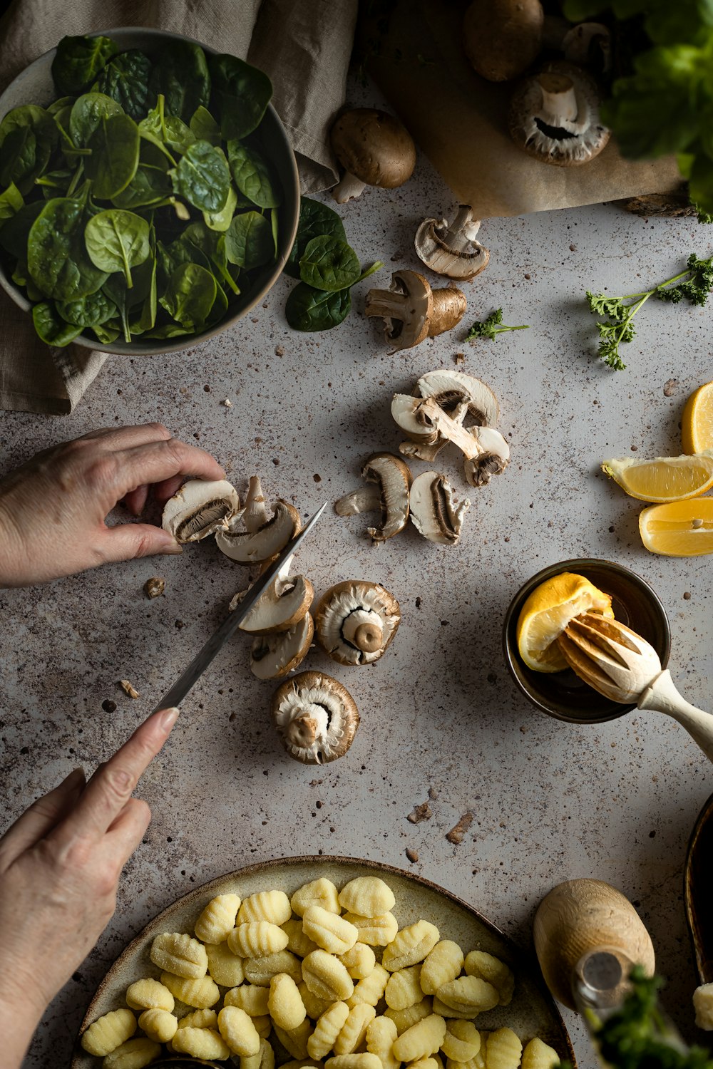 Persona Che Tiene Cucchiaio In Acciaio Inossidabile Con Limone Affettato